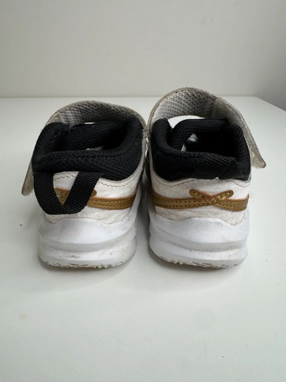 Nike Team Hustle D10 Baby Shoes Boys 8C Black White Hook and Loop Strap Leather